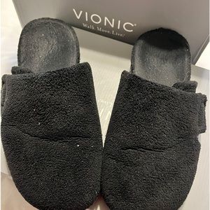 Vionic slippers Velcro on top to fit foot tighter like new size ten